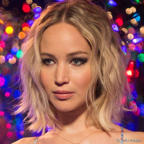 A pele iluminada e o blush com efeito corado chamaram atenção na make de Jennifer Lawrence durante uma sessão de fotos do filme 